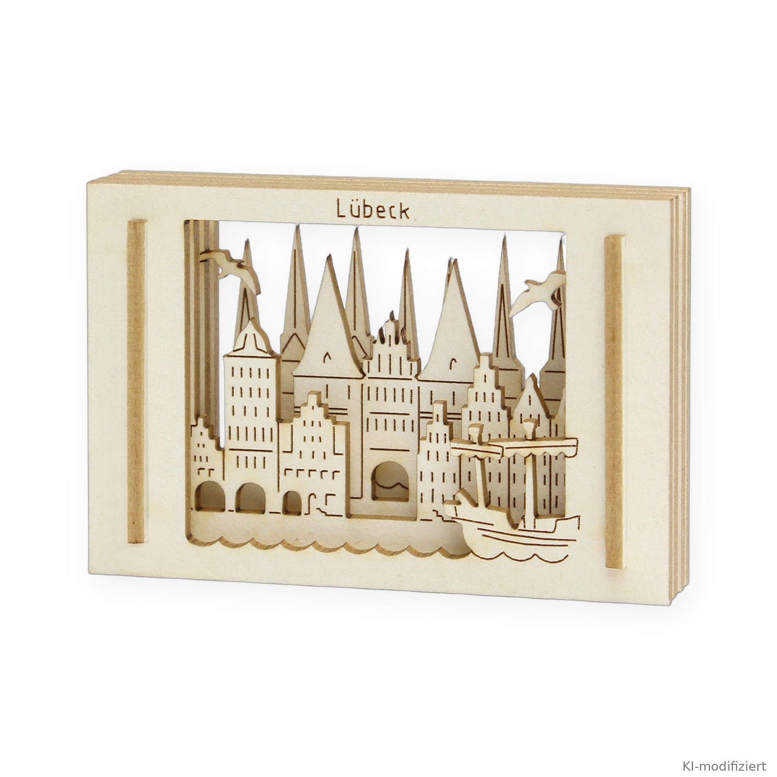 3D-Mini-Silhouette Lübeck aus hellem Holz mit Holstentor, Kirchtürmen, Möwen und Hansekogge, vier Ebenen, weißer Hintergrund